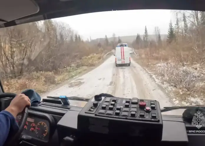 Пропавшую семью в горах Красноярского края, ищут с самолета и мотопараплана