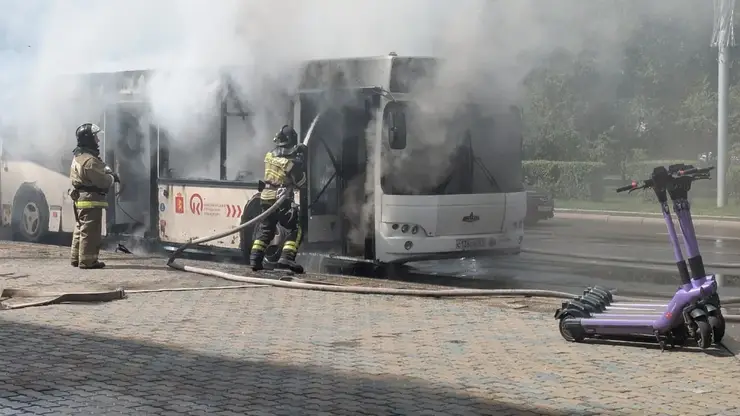 В Красноярске возле остановки «Красная площадь» сгорел автобус №2