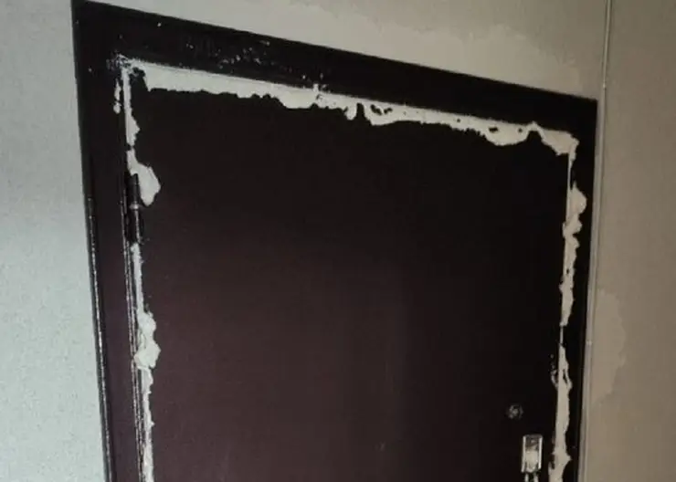 В Ноябрьске мужчина монтажной пеной замуровал в квартире соседа-любителя громкой музыки