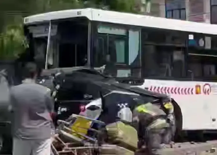 Автобус смял автомобиль такси в центре Красноярска