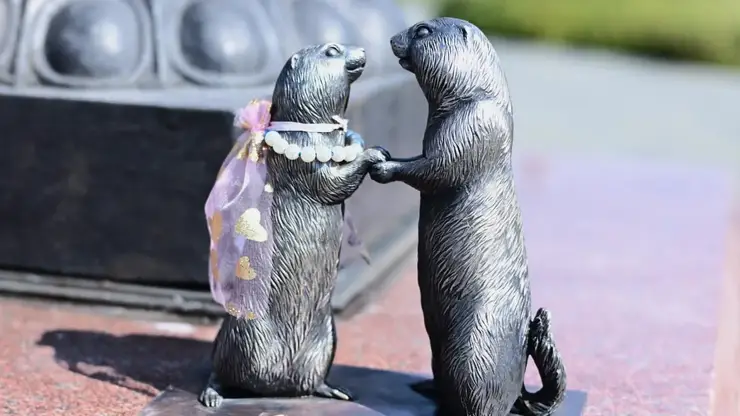 В Красноярске установили парочку последних бронзовых сусликов