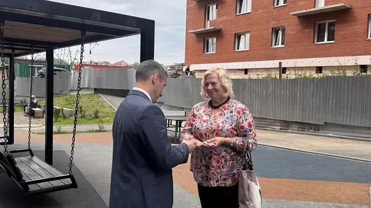 Жители аварийных домов в Красноярске получили ключи от новеньких квартир в многоэтажке в Солнечном