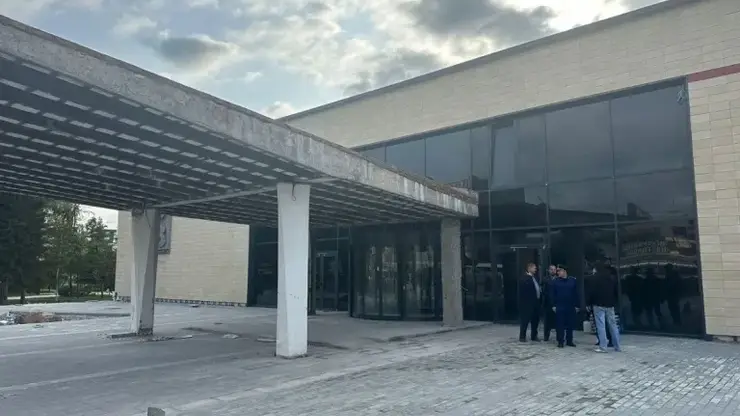 Расторгнут контракт с подрядчиком капремонта омского ТЮЗа