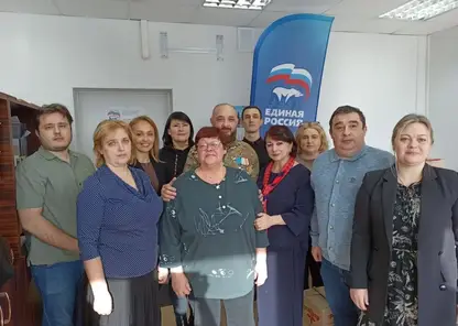 Активисты партии «Единая Россия» собирают гуманитарную помощь в рамках акции «Тепло для Героя»