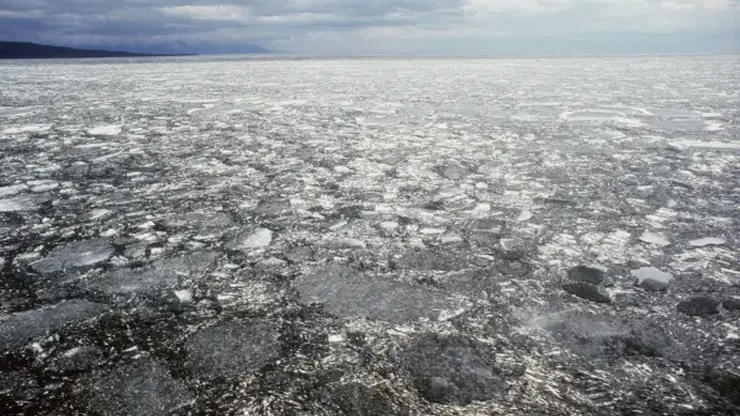 Байкал начал освобождаться ото льда раньше срока