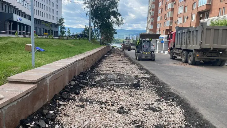 В центре Красноярска у автомобилистов отобрали полосу ради нового тротуара на Перенсона