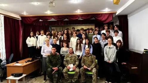 Бойцы СВО рассказали о службе ученикам красноярской школы №6