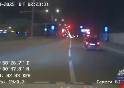 15-летний подросток угнал «Приору» и решил покатать друзей: полицейским пришлось стрелять по колесам машины, чтобы прекратить ее опасные маневры