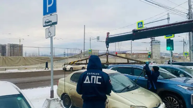 В Красноярске прошёл масштабный рейд по парковкам для инвалидов