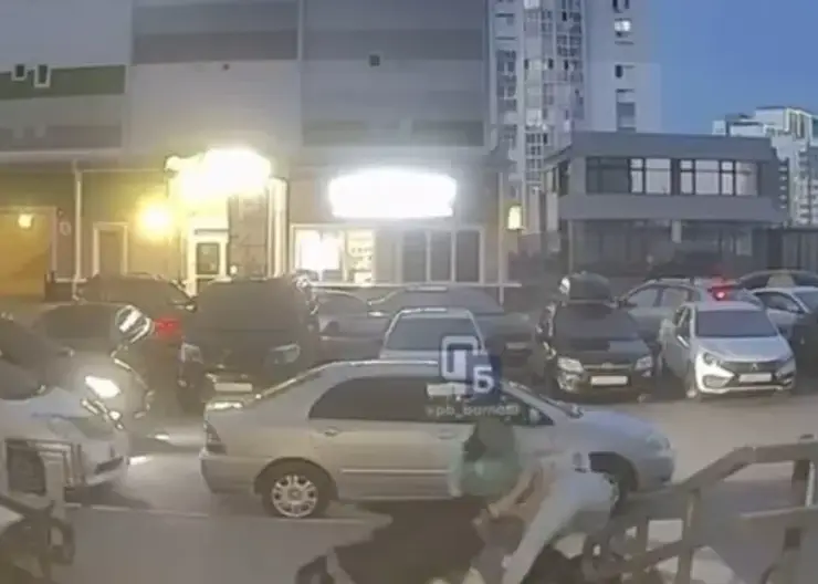 В Барнауле драка женщин закончилась выпавшим из коляски младенцем