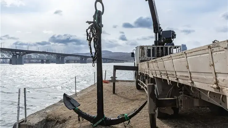 Адмиралтейский якорь достали из Енисея в Красноярске