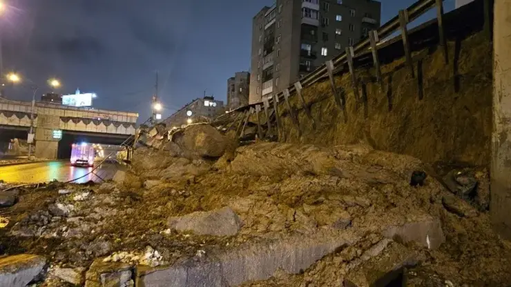 Подпорная стена обрушилась на проезжую часть в центре Новосибирска