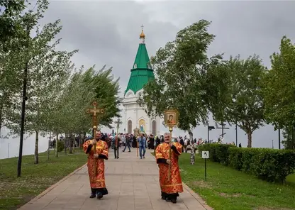 Крестный ход на левом берегу Красноярска в это воскресенье собрал сотни человек