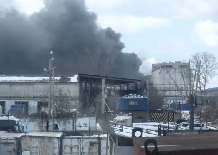 Огромный пожар в Черемушках. Горит брошенное здание