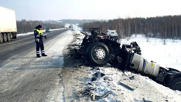 Водитель выехал на встречку и устроил массовое ДТП на трассе края