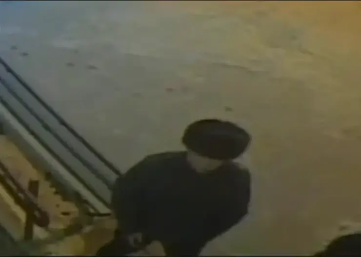 В Красноярске парень в меховой шапке угрожал девушкам ножом на Водопьянова