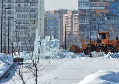 В красноярском Солнечном снесли ледовые горки