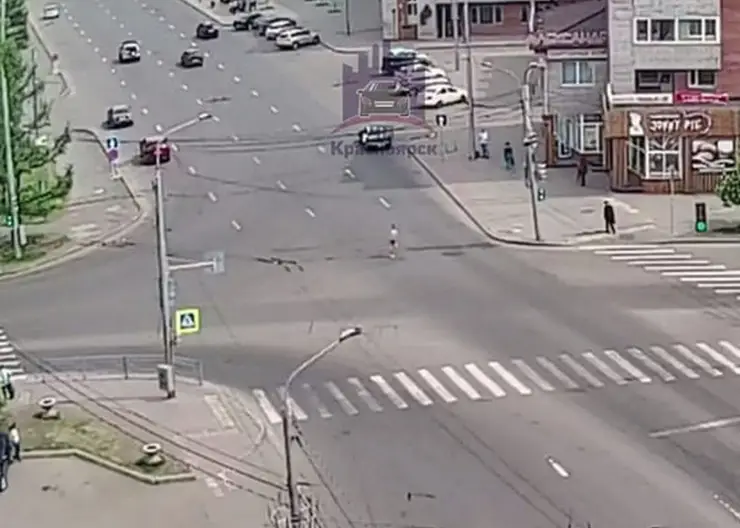 В Красноярске мужчина бегал по проезжей части и пытался залезть в автомобили