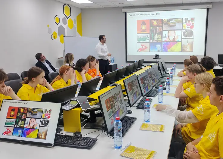 100 библиотек за раз: нефтяники провели экскурсию для школьников из «Движения Первых»