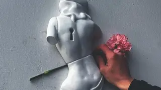 Омскому художнику грозит уголовное дело за горельеф о женской красоте, который он установил без разрешения Омскому художнику грозит уголовное дело за горельеф о женской красоте, который он установил без разрешения