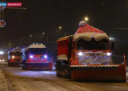 На улицы Красноярска вышли снегоуборочные машины в новогодних украшениях