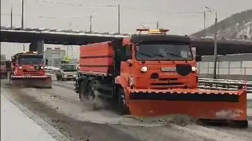 124 спецмашины и 243 рабочих убирают улицы Красноярска