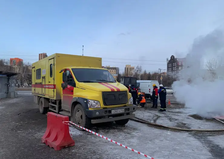 Красноярские коммунальщики начали ремонт повреждения теплосети в районе Цирка