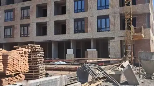 Упавший со строительного крана груз убил рабочего в Красноярске