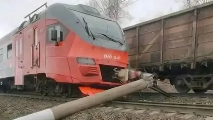 Опора рухнула на железную дорогу в Новосибирской области