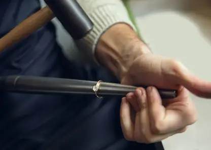 В Новосибирске выломали стену в торговом центре и обокрали ювелирный магазин