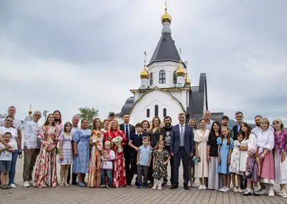 «Семья – ценный ресурс»: Алексей Додатко и депутаты поздравили красноярские семьи с Днем любви, семьи и верности