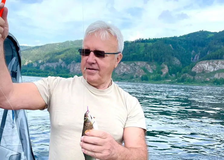 Губернатор Александр Усс в выходные съездил на рыбалку