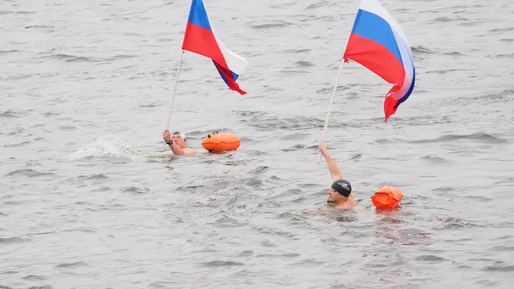 19 спортсменов проплыли по Енисею с флагом в руках в Красноярске