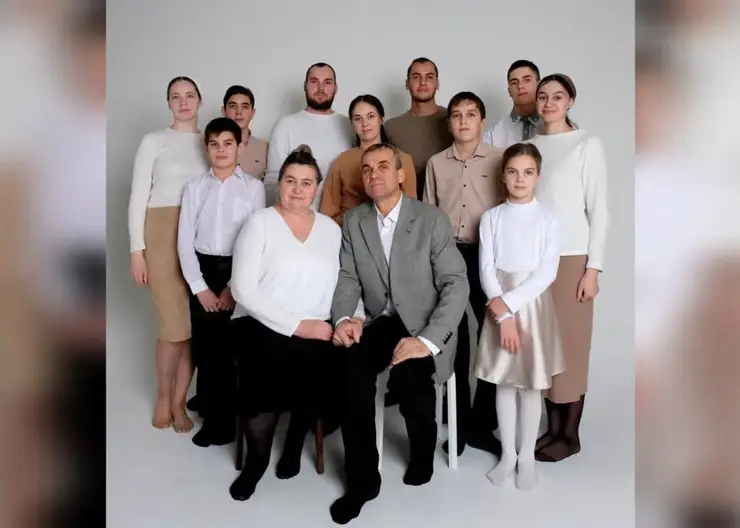 Звание «Мать-героиня» присвоено указом президента многодетной матери Ольге Булычевой из Минусинска