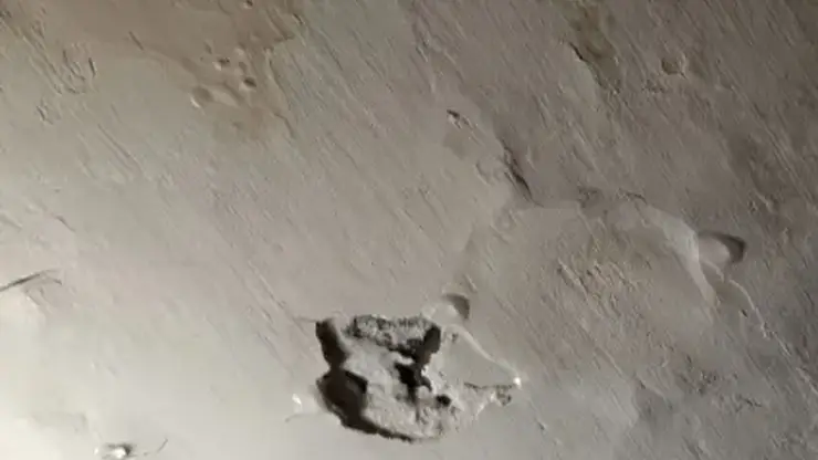 Потолок рушится, искры летят: жители красноярской пятиэтажки 7 лет живут в режиме «дождь в квартире»