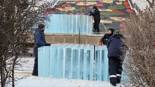 На Центральную набережную Красноярска привезли лед для фестиваля «Волшебный лёд Сибири» На Центральную набережную Красноярска привезли лед для фестиваля «Волшебный лёд Сибири»