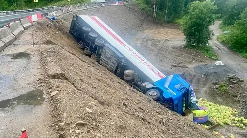 Фуру с арбузами вытаскивают из кювета в Иркутской области: на трассе многокилометровая пробка