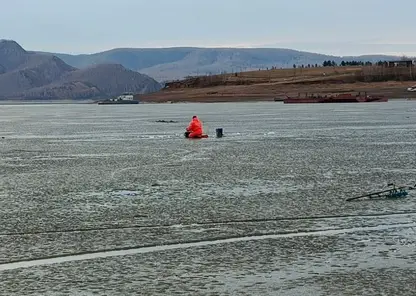 Трое рыбаков провалились под лед на Красноярском водохранилище: на место были направлены спасатели