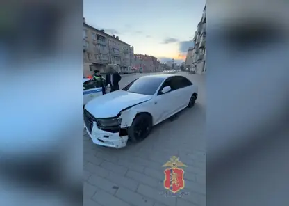 В Красноярске пьяный бесправник сбил инспектора ДПС и пытался скрыться — полиция стреляла по колесам