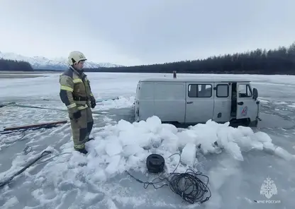 УАЗ провалился под лед реки в Забайкалье