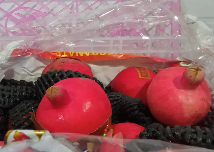 В Красноярске пресекли попадание на прилавки зараженных гранатов из Китая