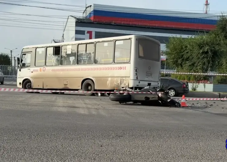 Мотоциклист погиб при столкновении с пассажирским автобусом на левобережье Красноярска