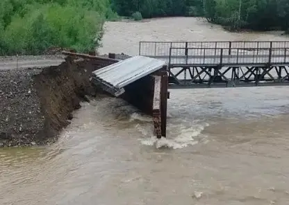 Мост разрушился в Тыве из-за дождя