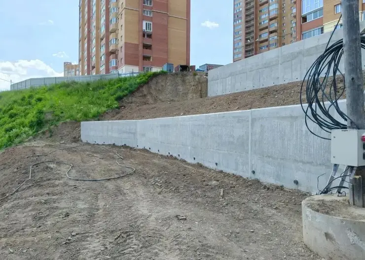 Две подпорные стены построили у крутого обрыва по улице 2-й Огородной в Красноярске
