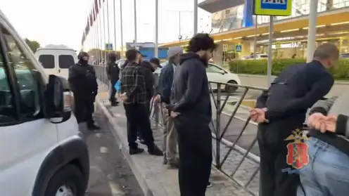 Нелегальных таксистов выдворят из России после рейда в красноярском аэропорту