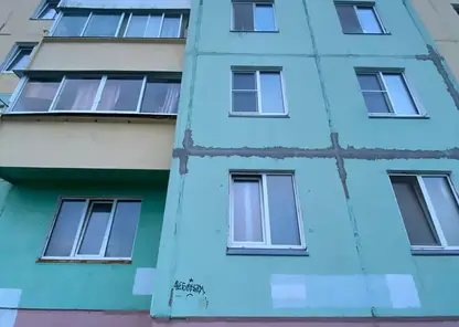 В Красноярском крае 2-летний мальчик выпал из окна, пока родители смотрели телевизор