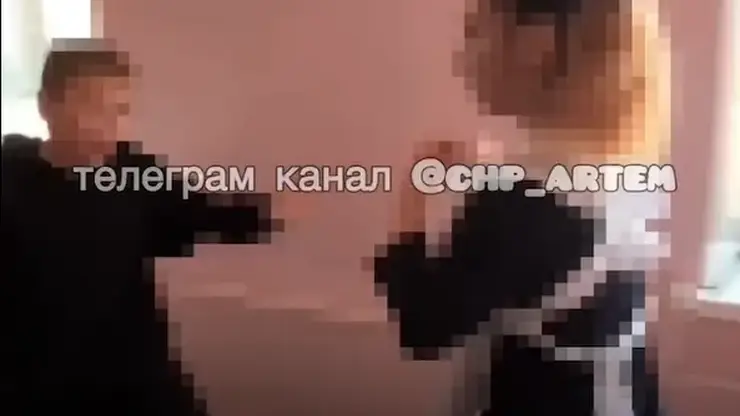 В школе Приморья подросток избил одноклассницу, пока другие ученики снимали на видео