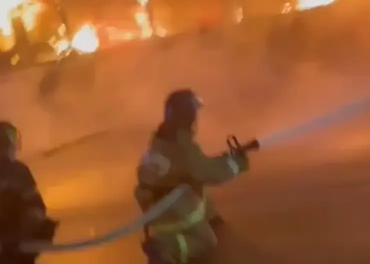 Автобус загорелся в Красноярске из-за попадания в механизм посторонних предметов