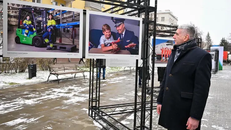 История в кадрах: в центре Красноярска открылась фотовыставка посвященная 45-летию аэропорта