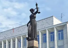 Житель Красноярска получил 15 лет колонии за насилие над 12-летней дочерью на даче